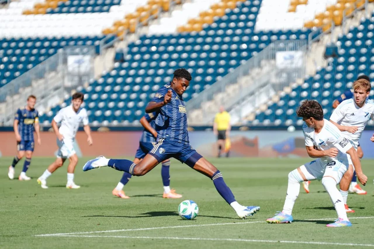 Jugador de Philadelphia Union II en acción contra NYC II