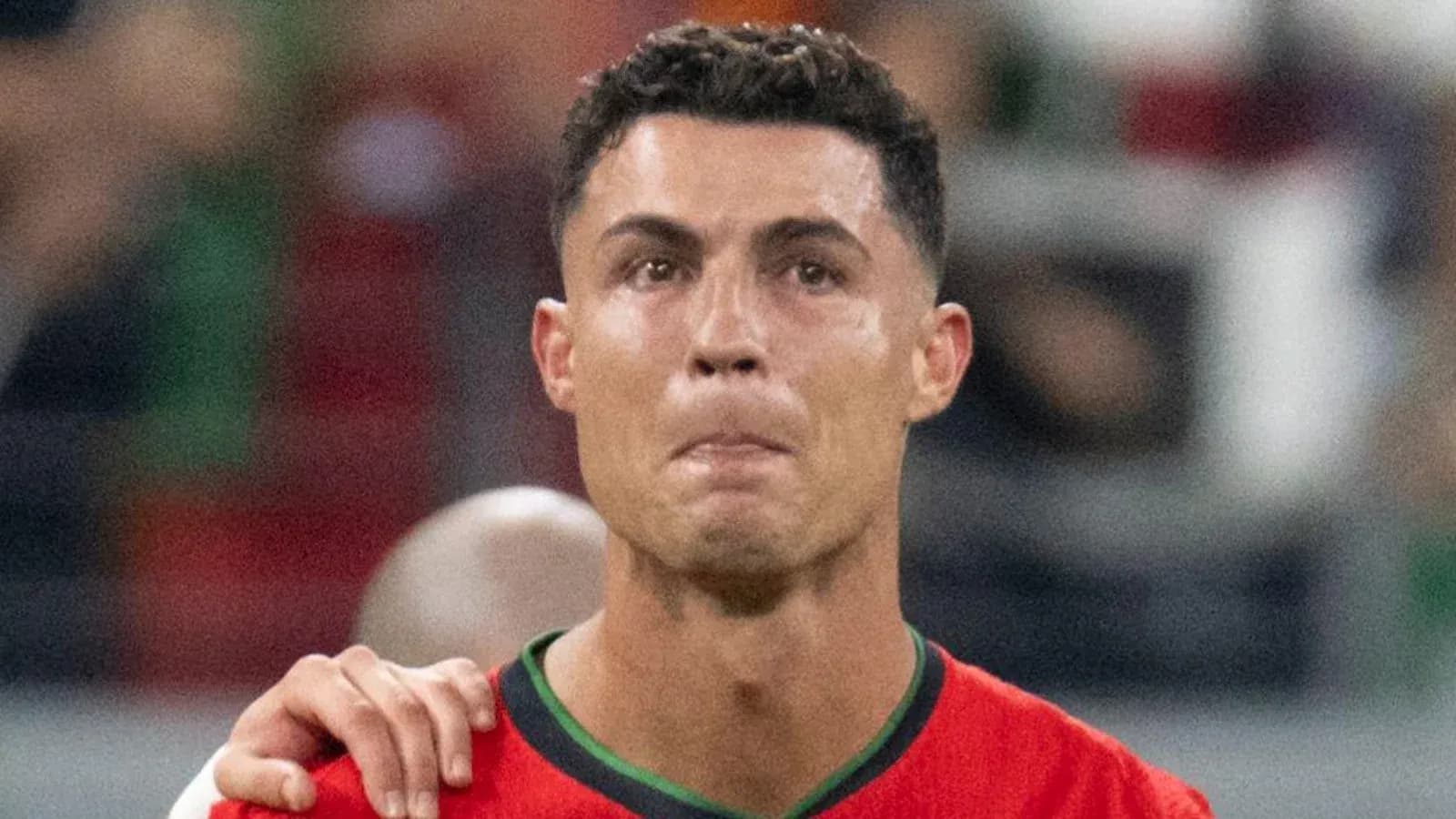 Jugador con camiseta de Portugal en el campo