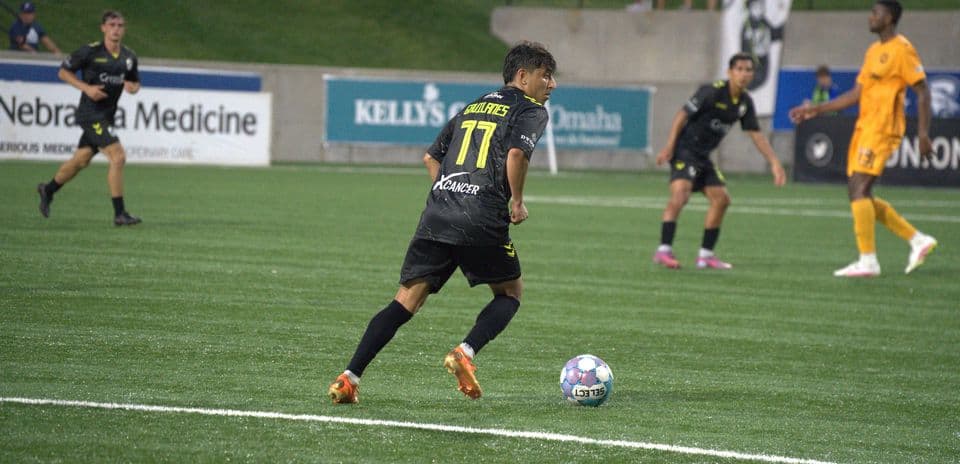 Jugador de Union Omaha controlando el balón