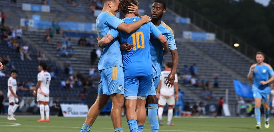 Jugadores celebrando un gol en el partido