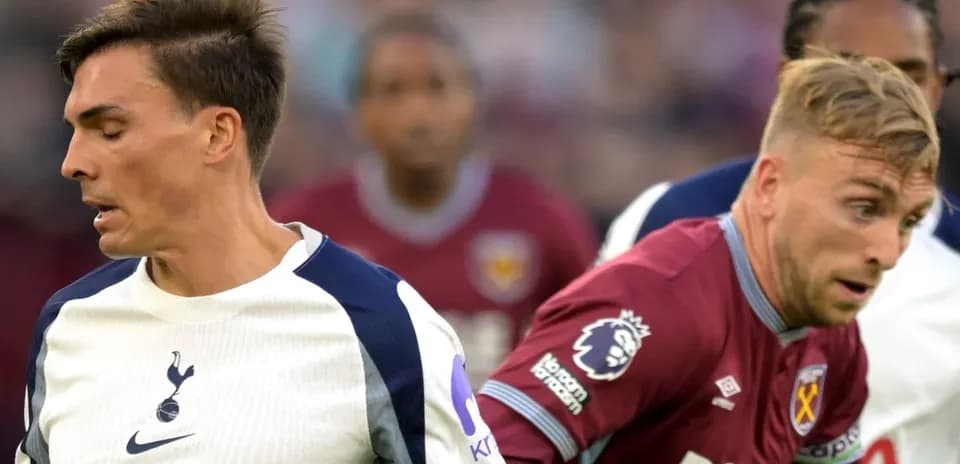 Jugadores de Tottenham y West Ham corriendo tras el balón