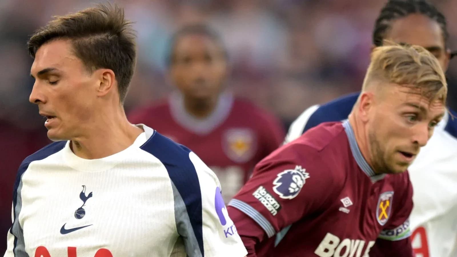 Jugadores de Tottenham y West Ham corriendo tras el balón