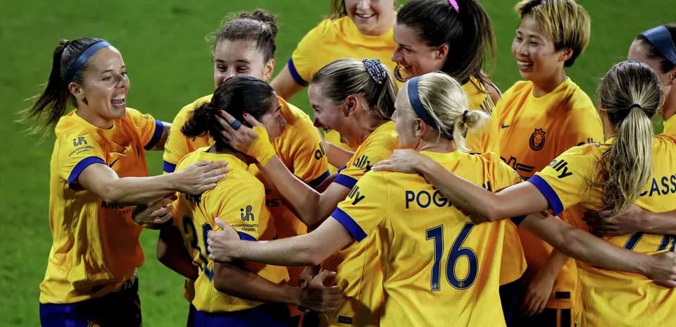 Jugadoras celebrando un gol durante el partido