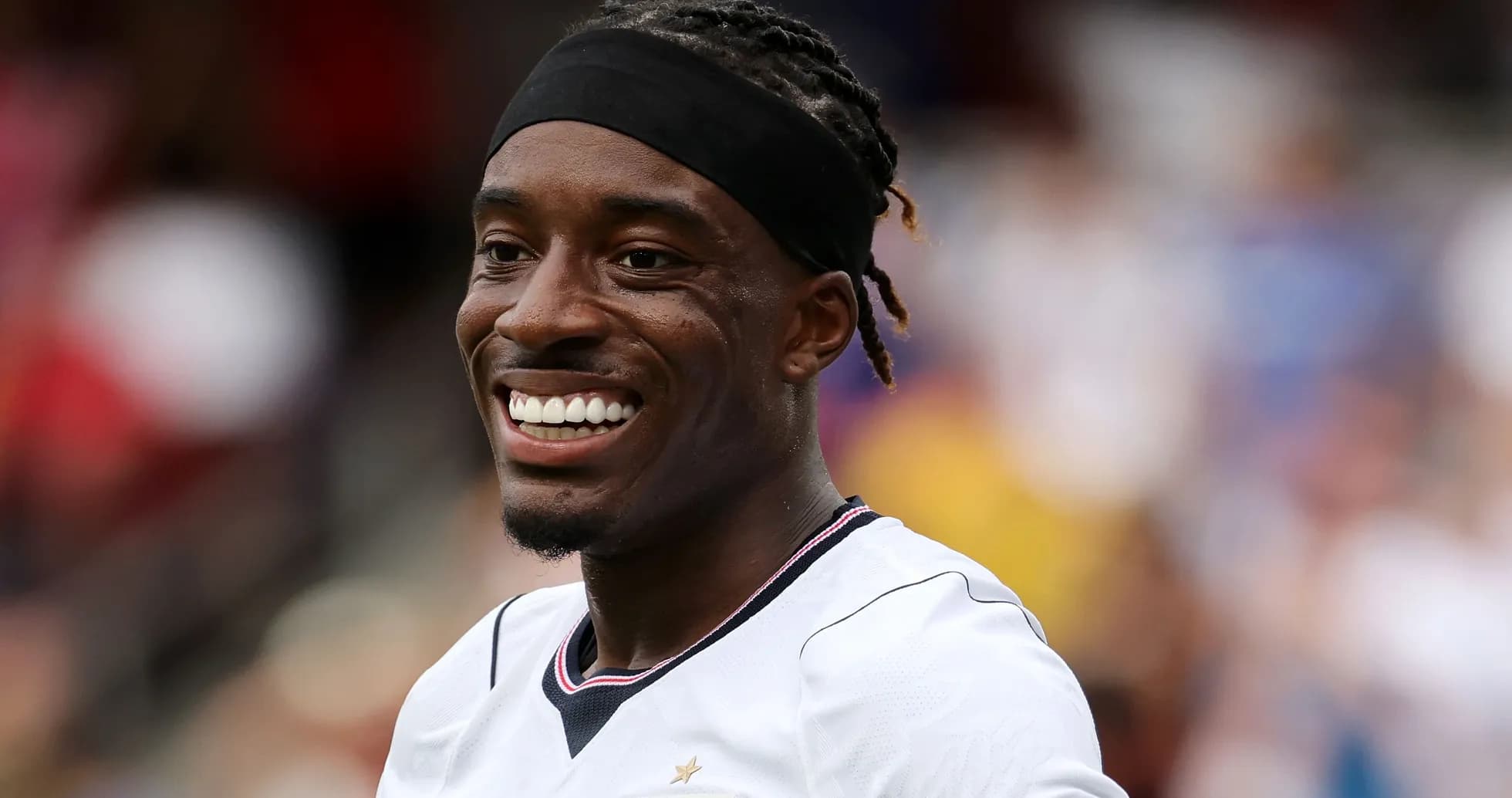 Jugador sonriente durante un partido de fútbol