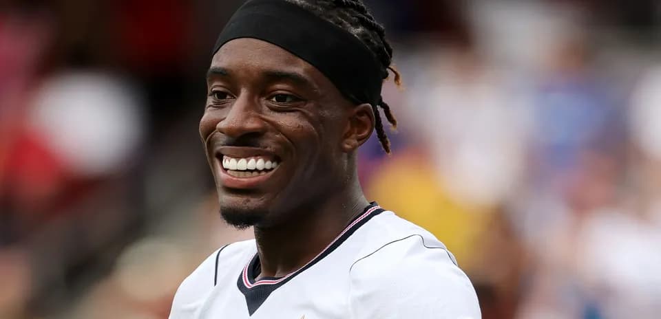 Jugador sonriente durante un partido de fútbol
