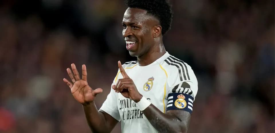 Vinícius Júnior celebrando con gesto durante el partido