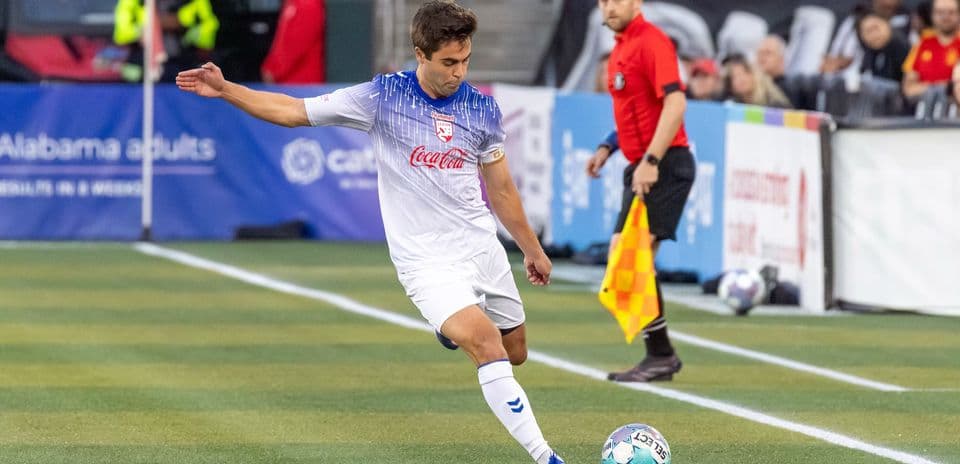 Jugador del Corpus Christi ejecutando un tiro libre