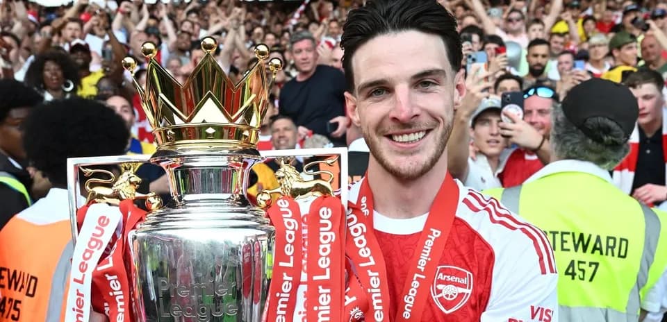 Jugador sosteniendo el trofeo de la Premier League