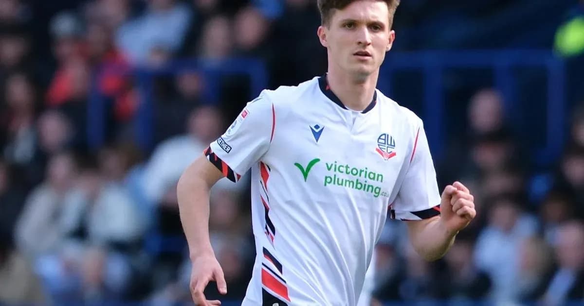 Jugador de Bolton Wanderers en acción durante partido