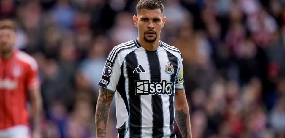 Jugador de Newcastle en el campo durante partido