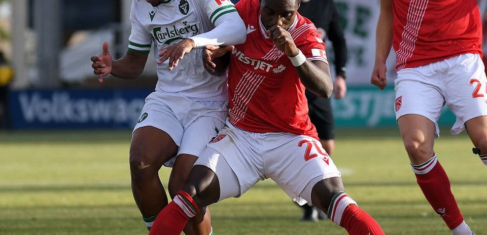 Dos jugadores luchando por el balón en un partido