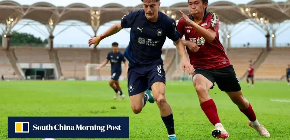 Jugador persiguiendo el balón en un partido de fútbol