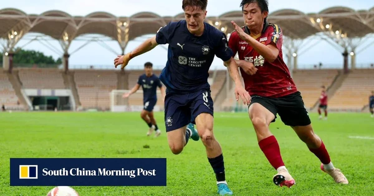 Jugador persiguiendo el balón en un partido de fútbol
