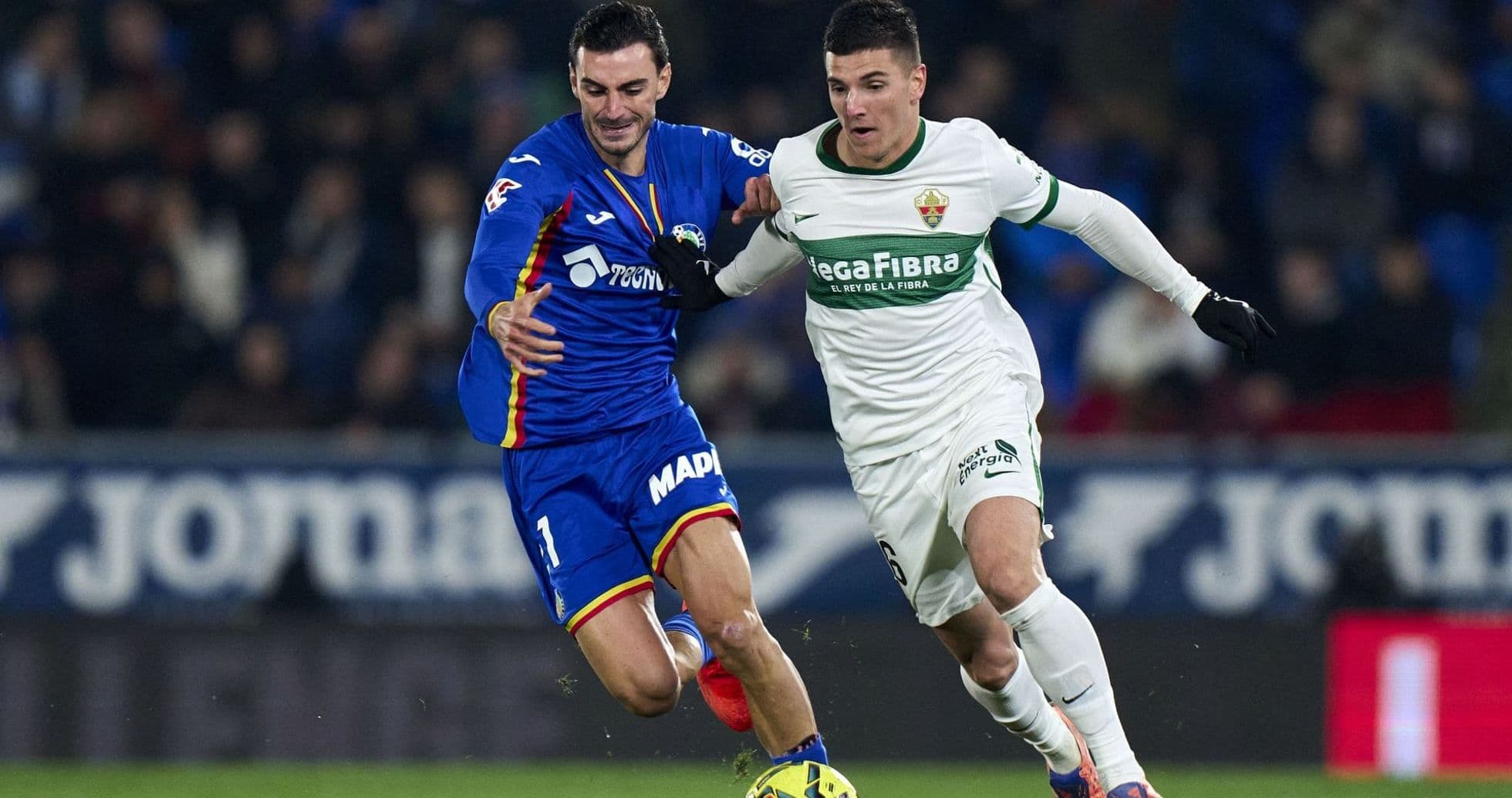 Dos jugadores luchando por el balón en el partido