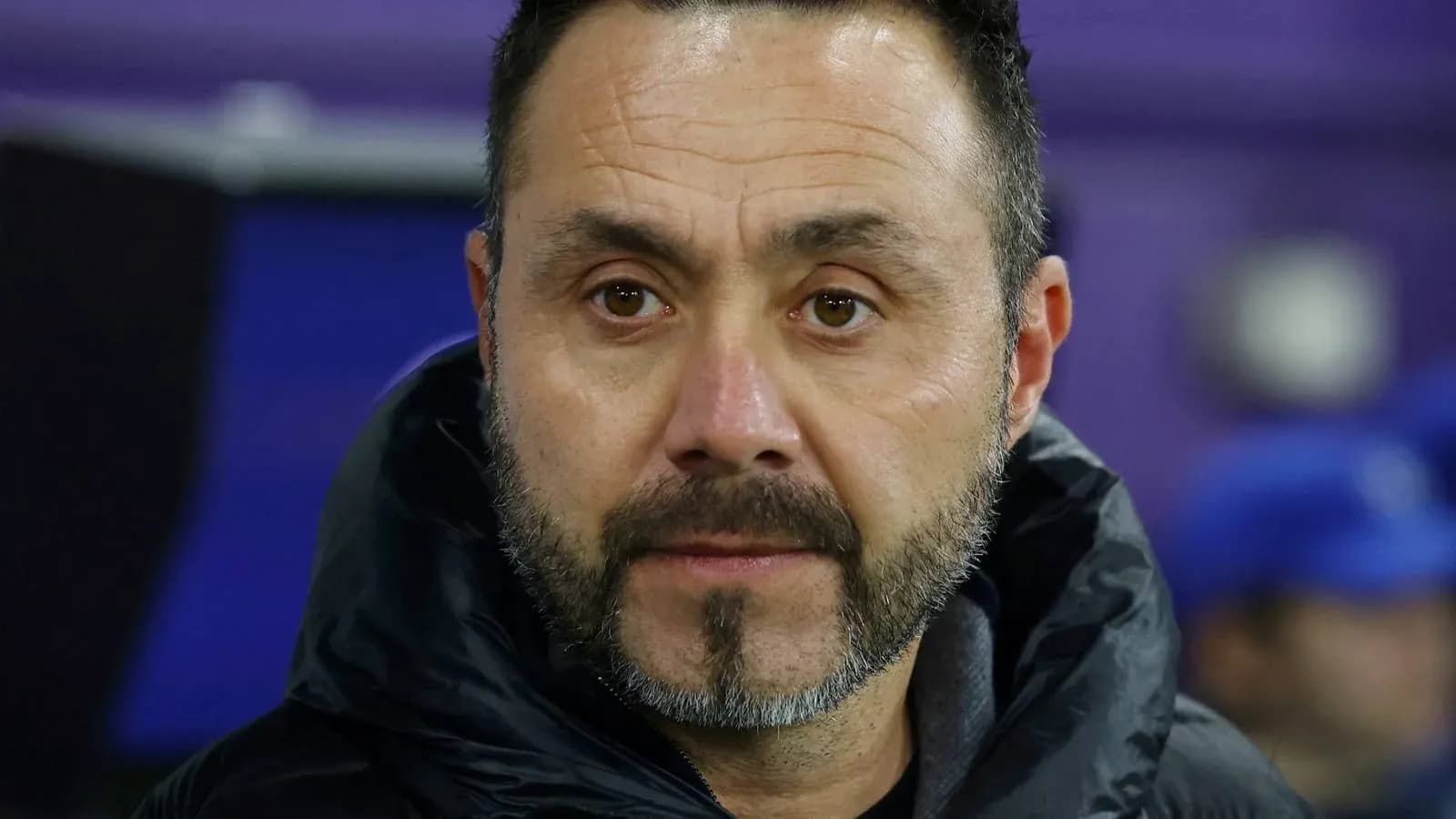 Entrenador observando el partido desde la línea de banda
