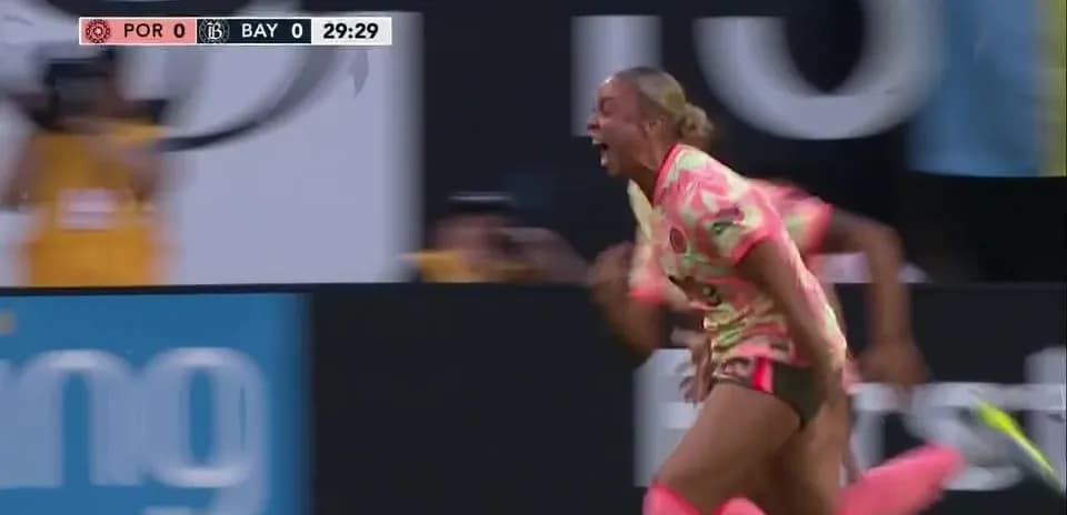 Jugadora celebrando un gol durante el partido