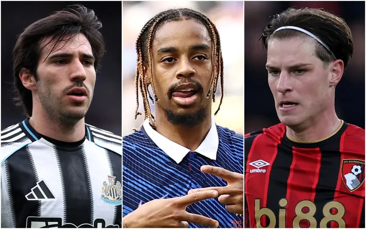 Tres jugadores de fútbol en primer plano