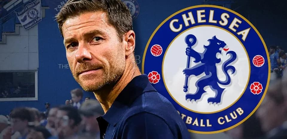 Entrenador de Chelsea frente al logo del club