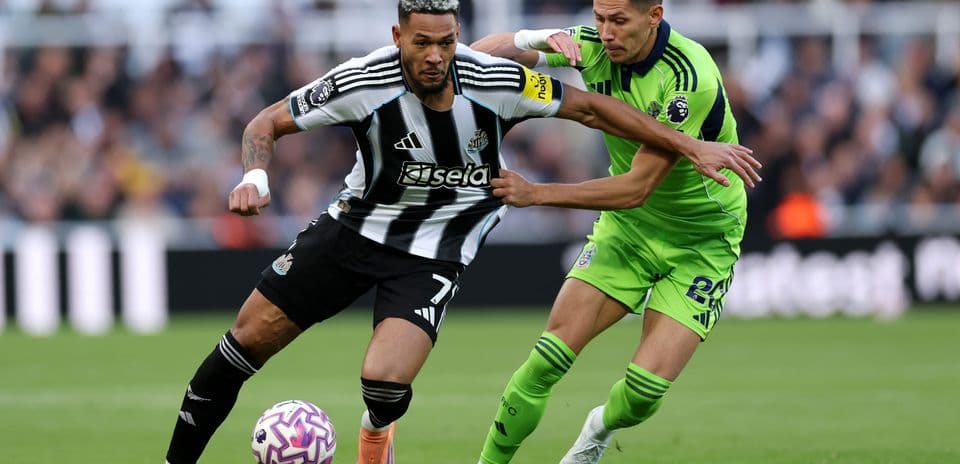 Jugador de Newcastle compitiendo por el balón