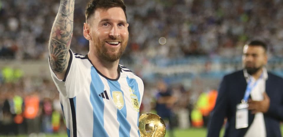 Jugador argentino levantando el trofeo de la Copa Mundial