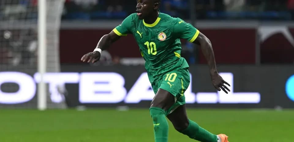 Jugador de Senegal corriendo con el balón