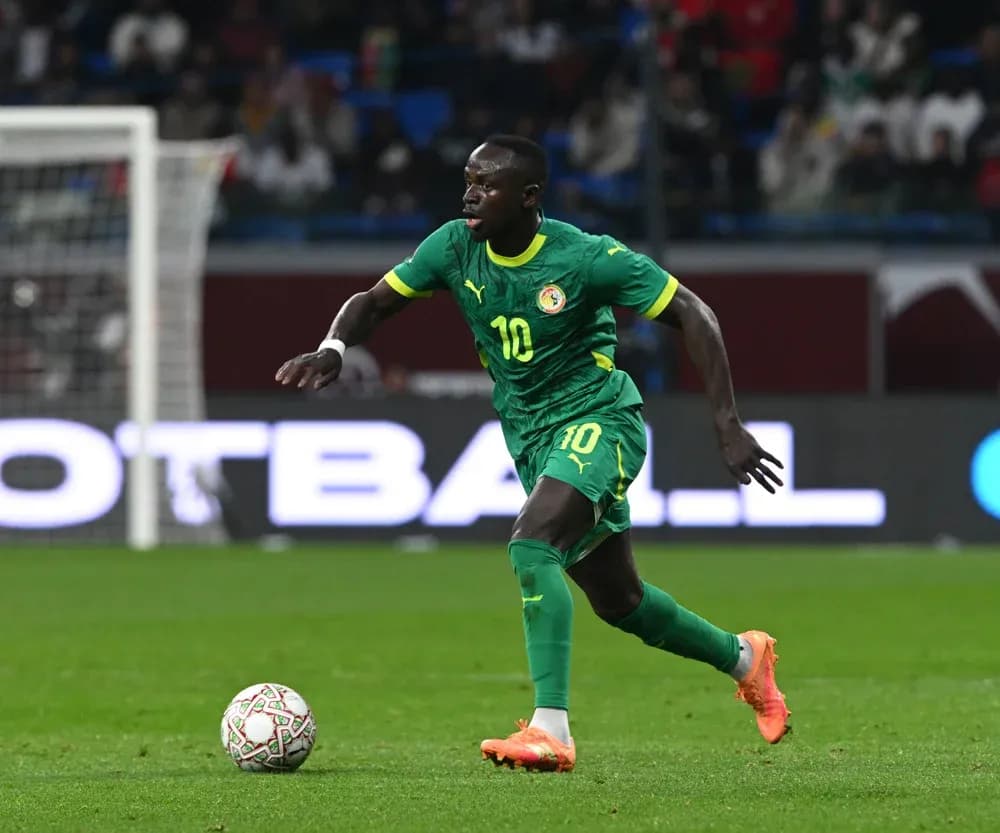 Jugador de Senegal corriendo con el balón