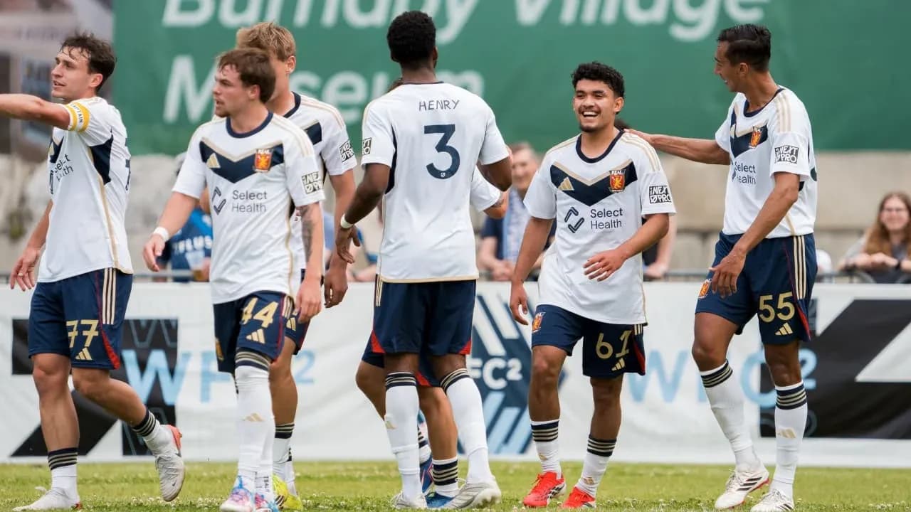Jugadores de Real Monarchs celebrando un gol