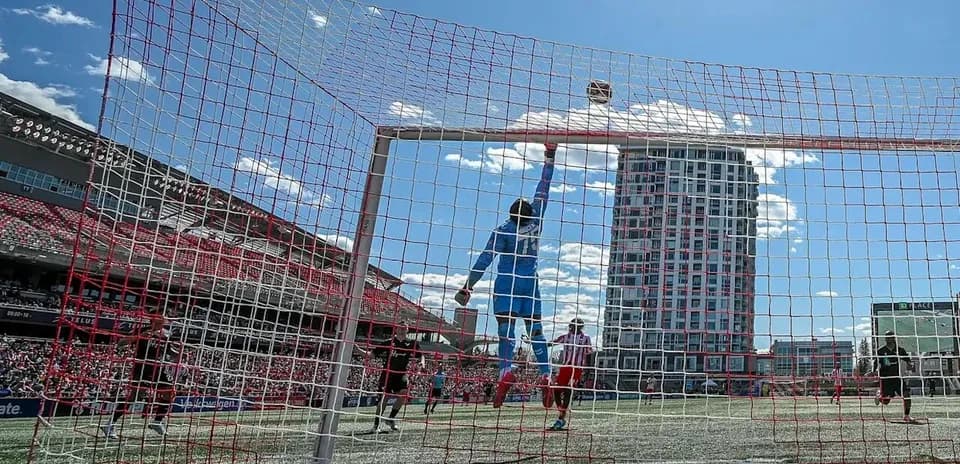 Portero saltando para atrapar el balón