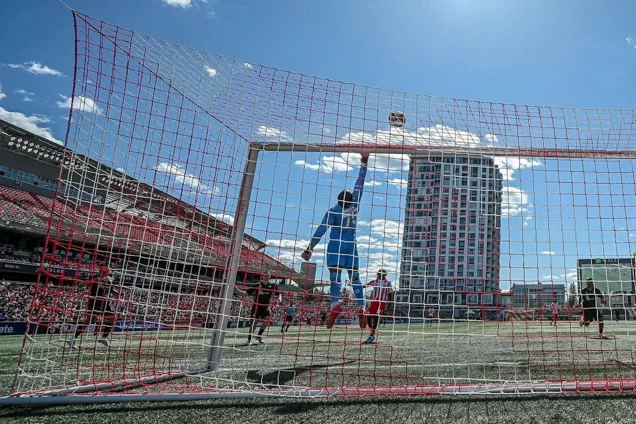 Portero saltando para atrapar el balón