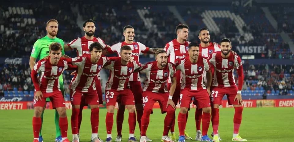 Equipo del Atlético de Madrid en el campo