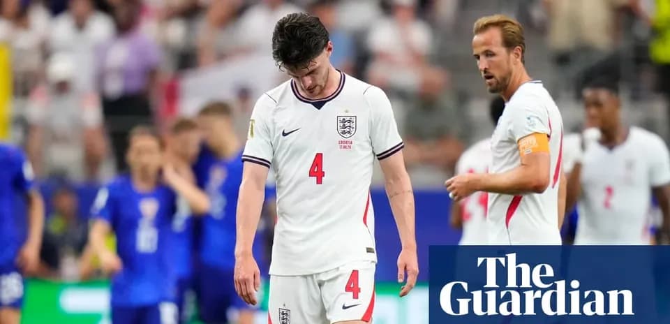 Jugadores de Inglaterra caminando cabizbajos en el partido