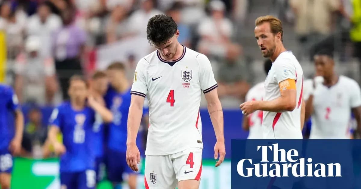 Jugadores de Inglaterra caminando cabizbajos en el partido