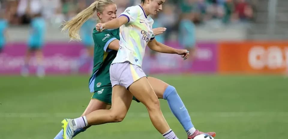 Jugadora de Orlando Pride desafiando a oponente