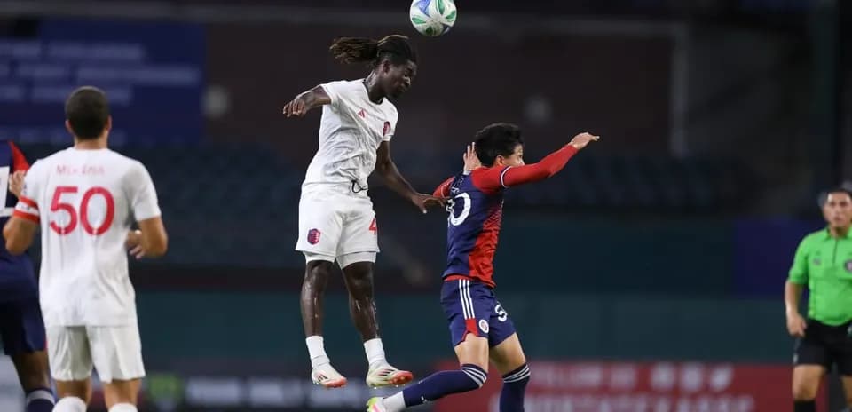 Jugador saltando para cabecear el balón