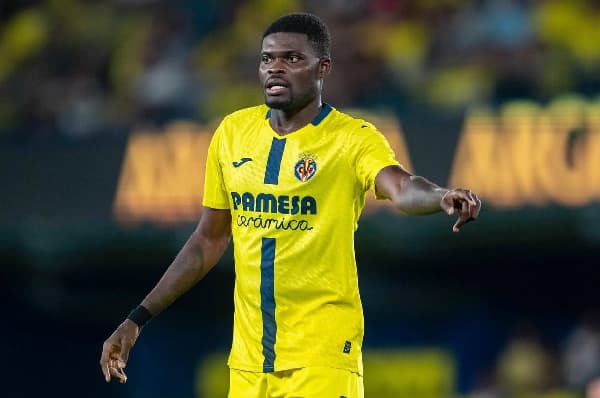 Jugador de Villarreal señalando en el campo de juego