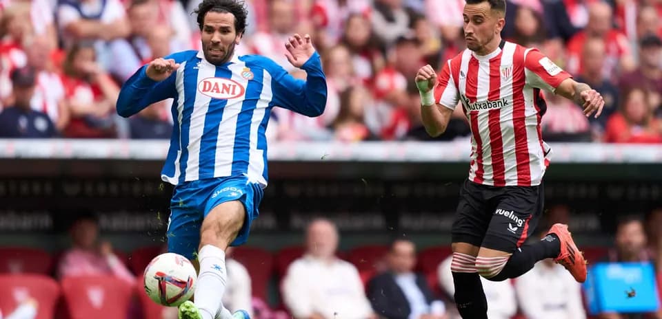 Jugadores de Espanyol y Athletic Club en acción