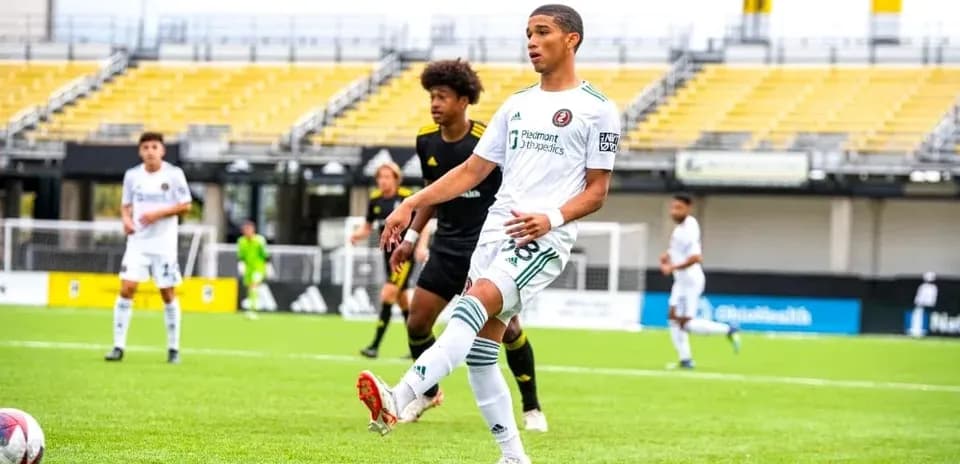 Jugador de Atlanta United II pasando el balón