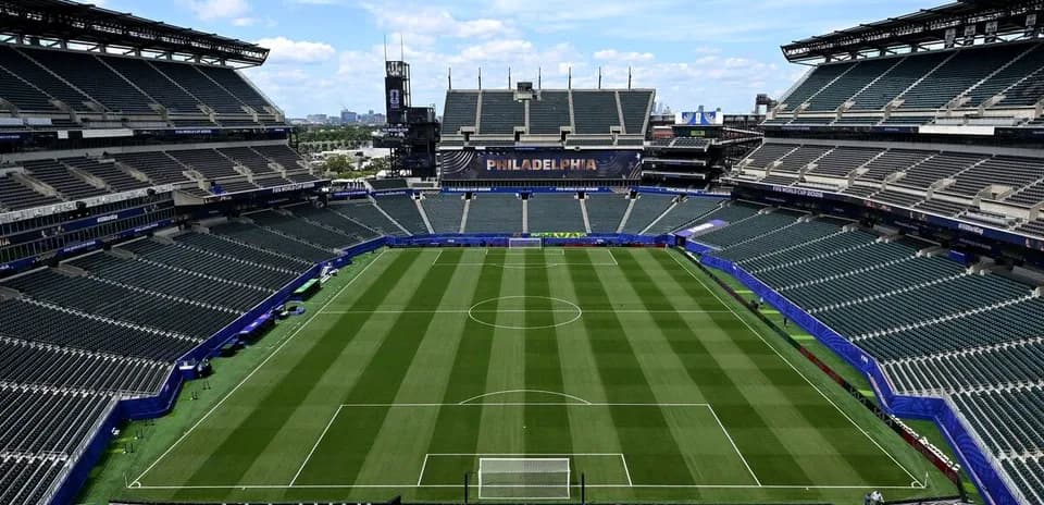 Estadio vacío con campo de fútbol en Philadelphia