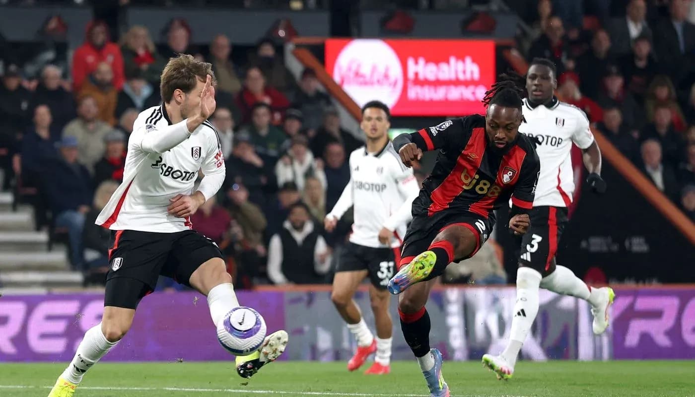 Fulham y Bournemouth compitiendo por el balón