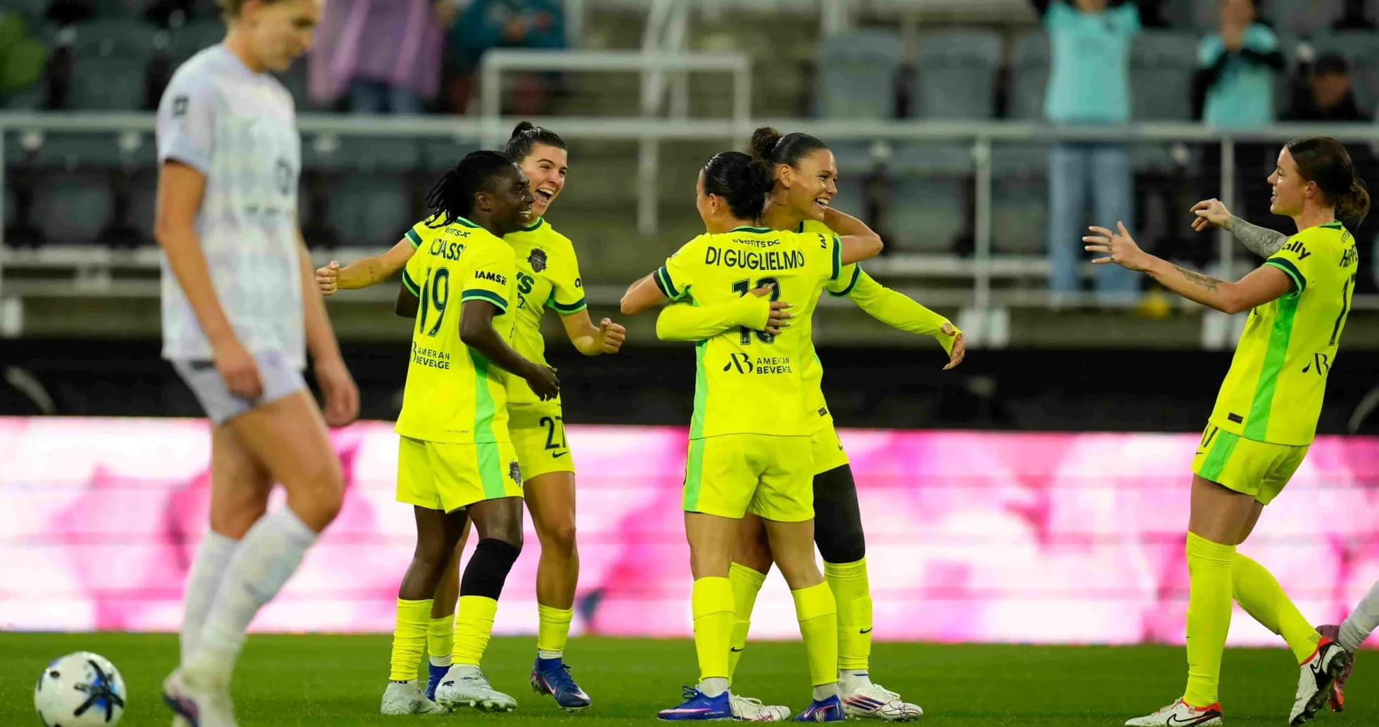 Jugadoras celebrando un gol durante el partido