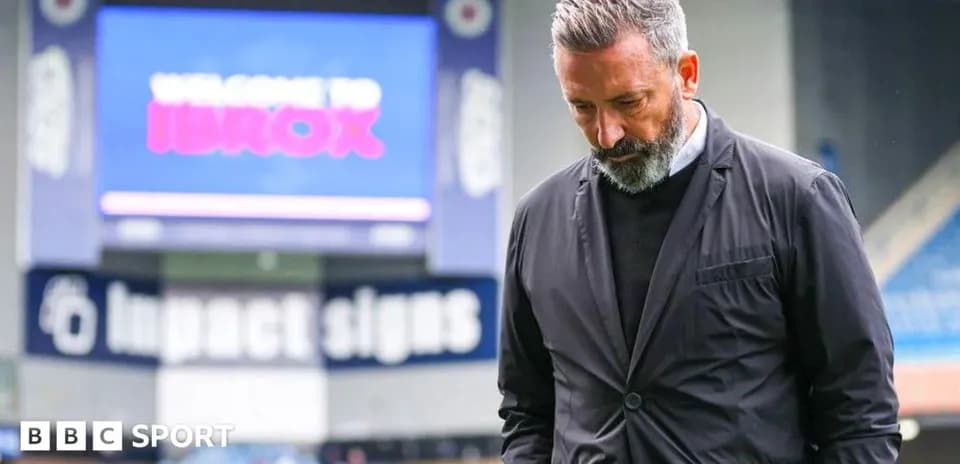 Entrenador caminando en el estadio Ibrox