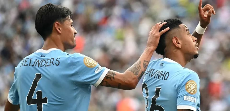 Jugadores celebrando durante un partido de fútbol