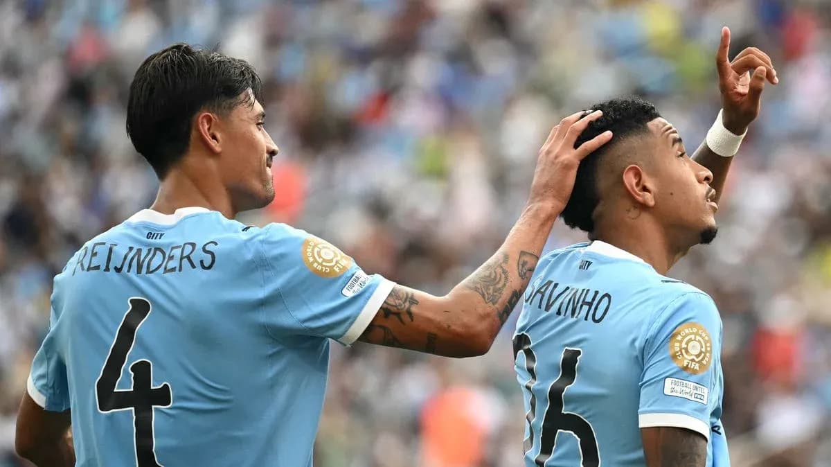 Jugadores celebrando durante un partido de fútbol