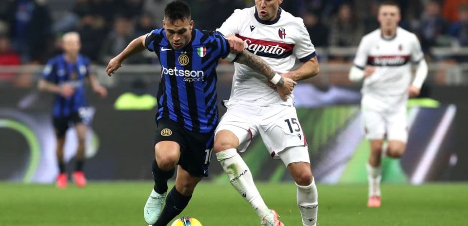 Luchando por el balón en partido Bologna vs Inter