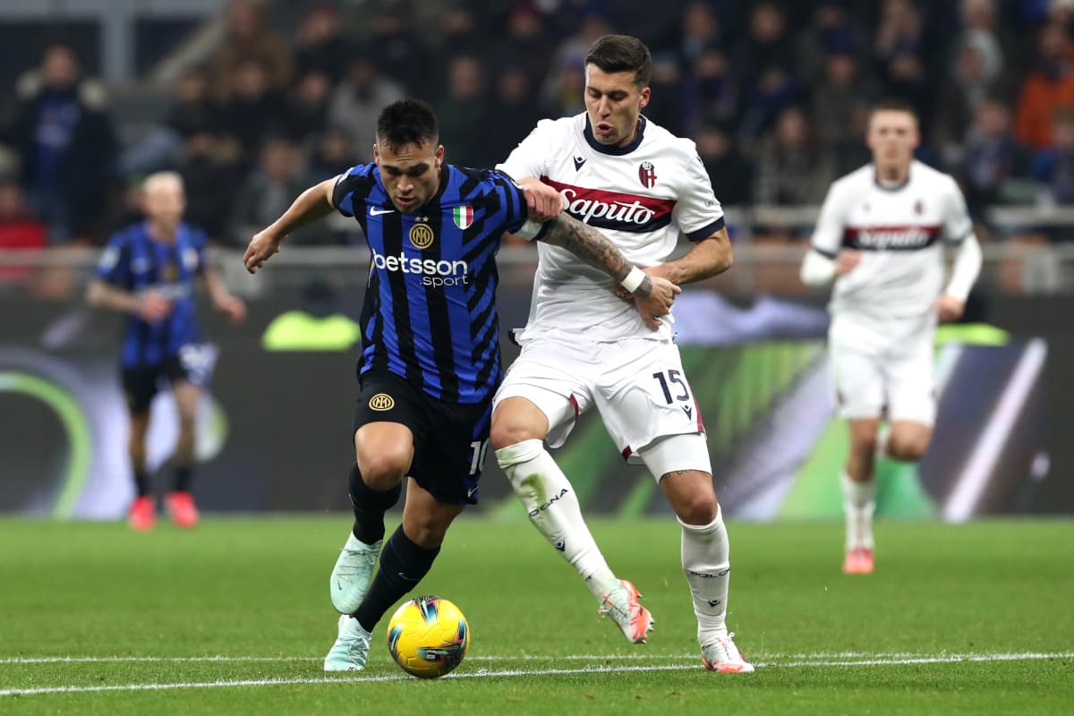 Luchando por el balón en partido Bologna vs Inter