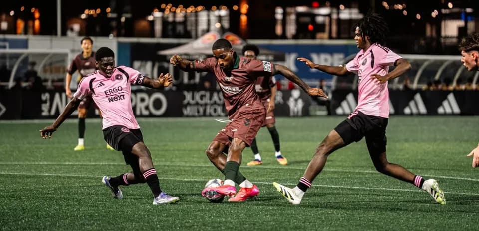 Jugadores de Inter Miami II luchando por el balón