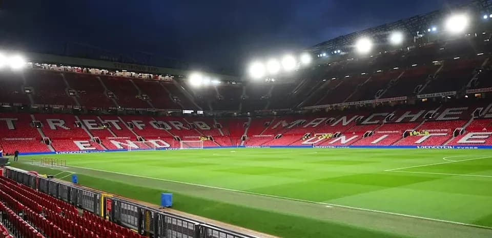 Vista del estadio Old Trafford con asientos vacíos