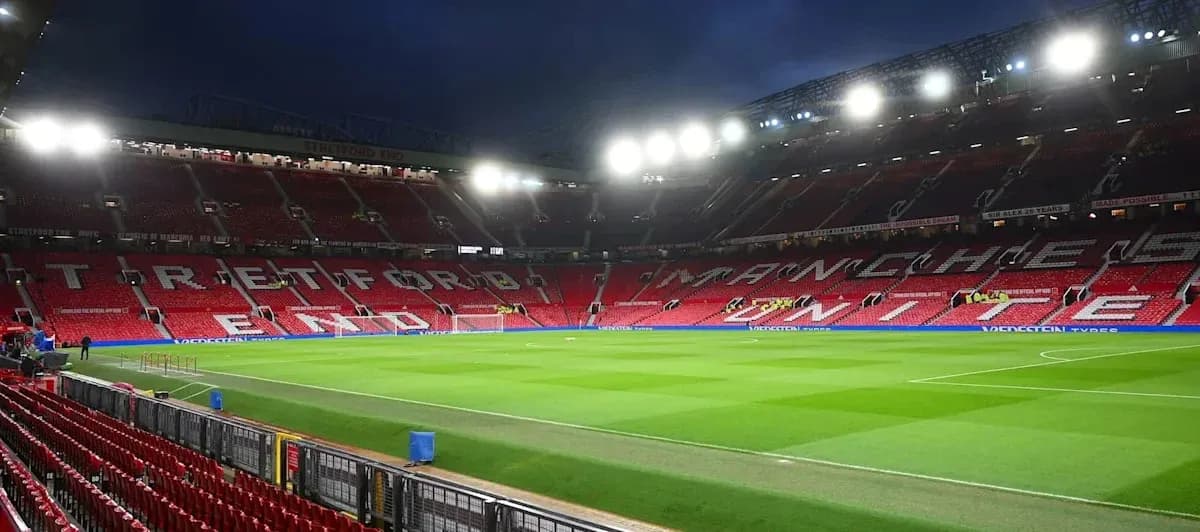 Vista del estadio Old Trafford con asientos vacíos