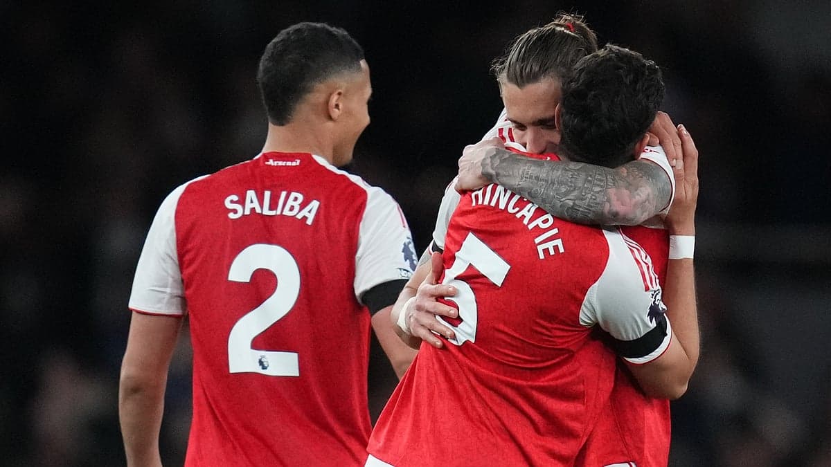 Jugadores de Arsenal celebrando un gol