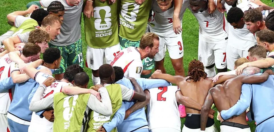 Jugadores de Inglaterra en reunión antes del partido